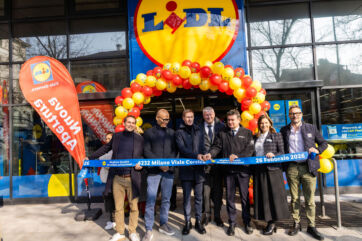 Inaugurazione Lidl Italia a Milano. Nuova apertura store con palloncini. Team Lidl taglia il nastro.