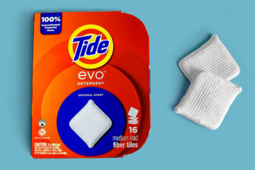 Nuovo detersivo Tide Evo: laundry tiles per bucato, confezione arancione e tiles bianche.