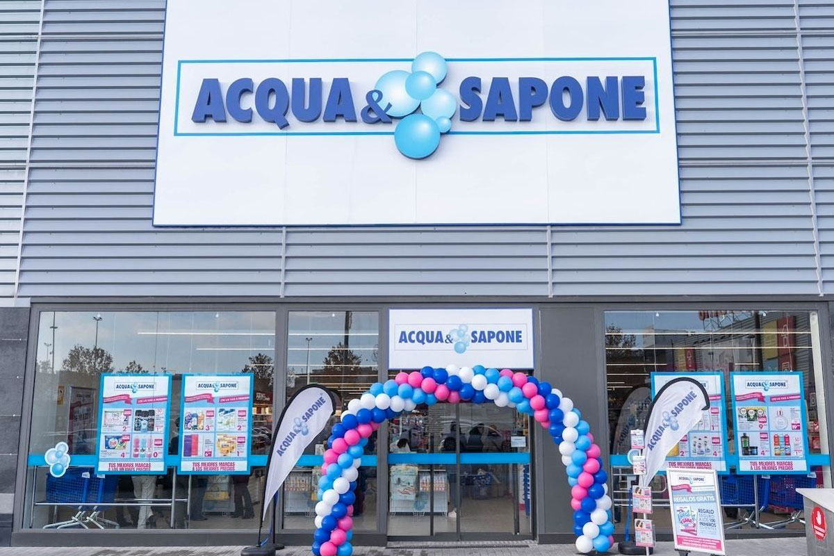 Nuova apertura Acqua & Sapone a Caserta. Facciata negozio con arco di palloncini colorati.