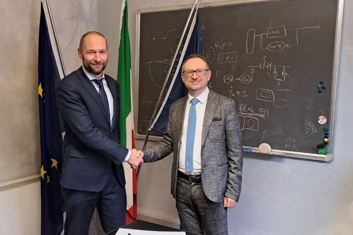 Lucart e IMT Lucca insieme: accordo su fanghi di cartiera. Due uomini si stringono la mano.