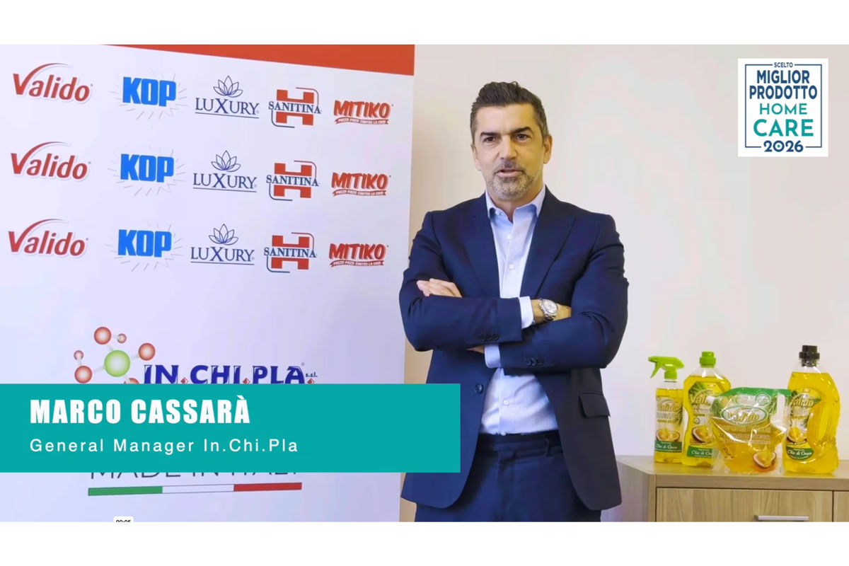Marco Cassarà, General Manager In.Chi.Pla, con sapone naturale multifunzione. In.Chi.Pla: cura della casa.