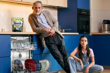 Bosch e Finish: Nonno e nipote in cucina con lavastoviglie e detersivo Finish Ultimate Plus per stoviglie brillanti.