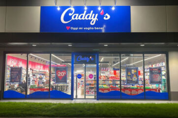Nuovo store Caddy's: profumi, make-up e cura persona. Insegna blu Caddy's. Promozioni e offerte speciali.
