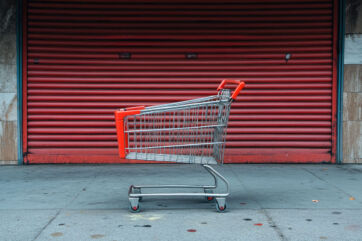 Carrello spesa vuoto su strada. Acquisti alimentari, spesa di domenica, largo consumo.