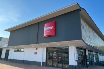 Esterno del discount Penny Market a Carpi. Insegna rossa, entrata con porte scorrevoli.