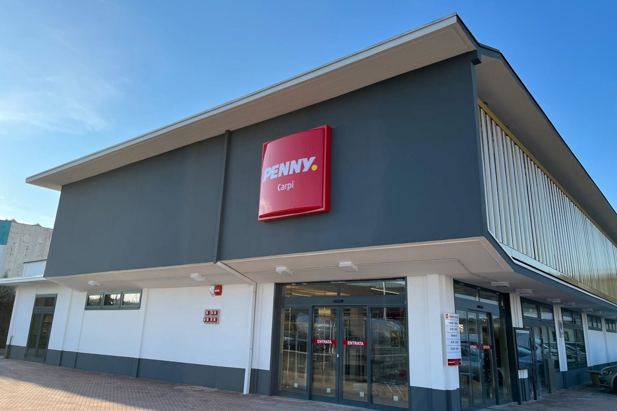 Esterno del discount Penny Market a Carpi. Insegna rossa, entrata con porte scorrevoli.