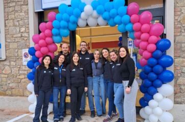 Staff Acqua & Sapone Passignano all'apertura negozio. Arco di palloncini rosa, bianchi e blu.