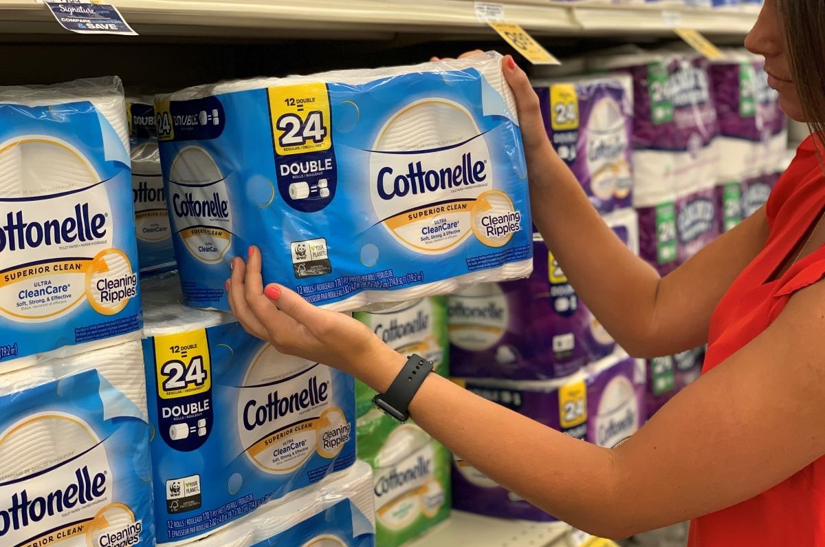 Carta igienica Cottonelle al supermercato. Donna compra rotoli di carta igienica. Kimberly-Clark governance post Kenvue.