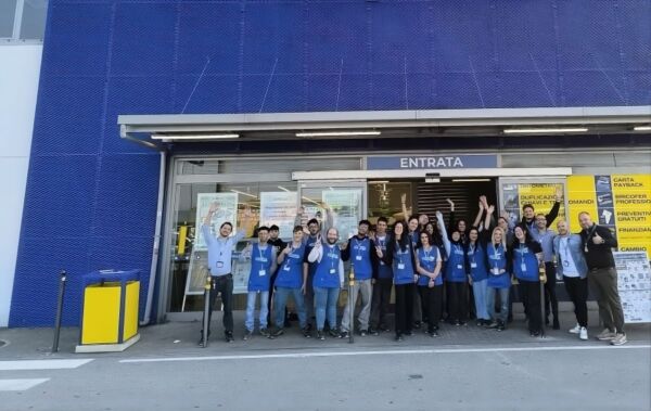 Staff Happy Casa celebra la Certificazione Parità di Genere. Team sorridente davanti all'entrata del negozio.