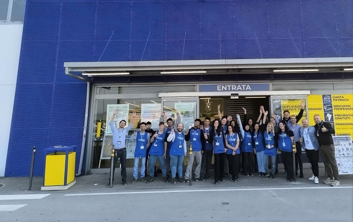 Staff Happy Casa celebra la Certificazione Parità di Genere. Team sorridente davanti all'entrata del negozio.