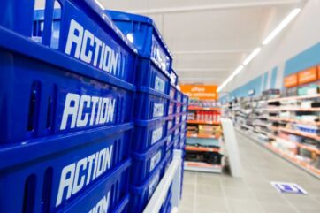 Scaffali Action: ceste blu impilate con logo Action. Offerte e promozioni nel negozio Action.