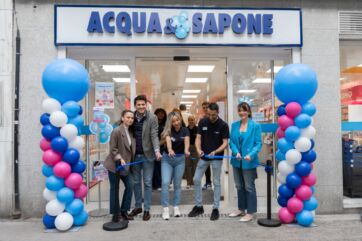 Inaugurazione Acqua & Sapone: taglio del nastro con palloncini. Nuovo store cosmetici e cura della persona.