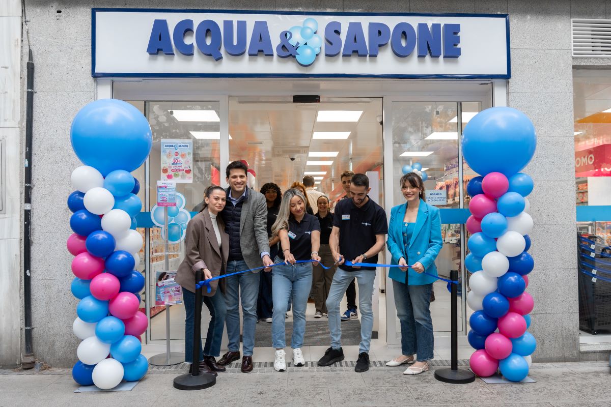 Inaugurazione Acqua & Sapone: taglio del nastro con palloncini. Nuovo store cosmetici e cura della persona.