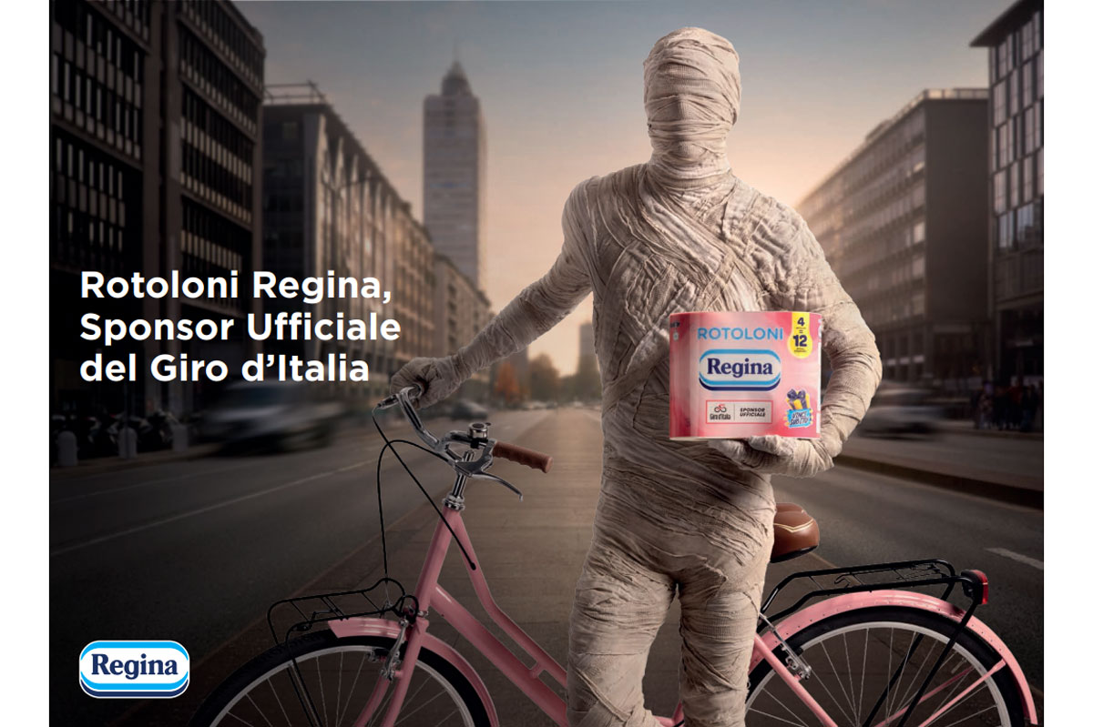 Sofidel Regina sponsor Giro d'Italia. Mummia in bici con rotoloni Regina. Festeggia 60 anni con la Corsa Rosa.