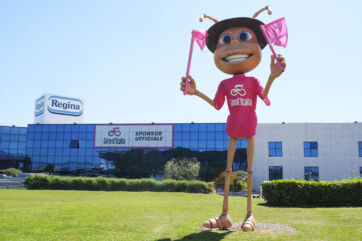 Sofidel Regina al Giro d'Italia: mascotte Soffass con maglia rosa. Sponsor ufficiale Corsa Rosa.
