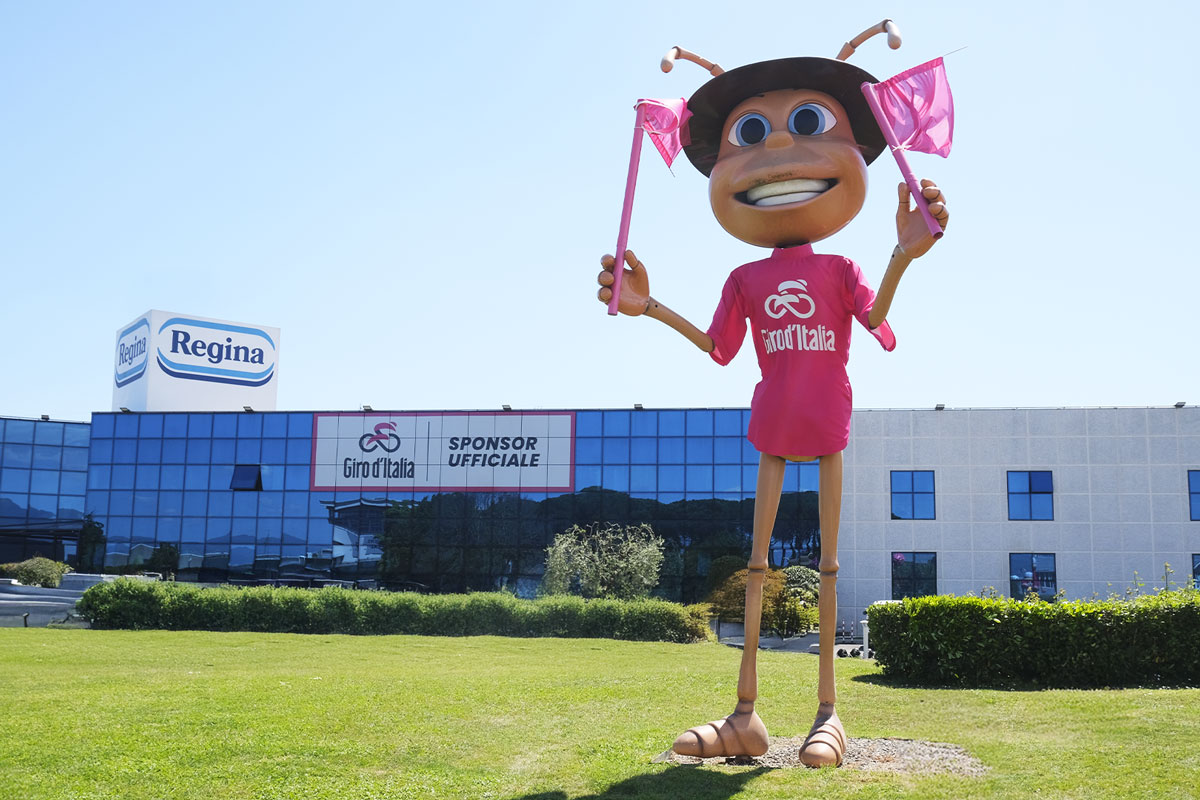 Sofidel Regina al Giro d'Italia: mascotte Soffass con maglia rosa. Sponsor ufficiale Corsa Rosa.