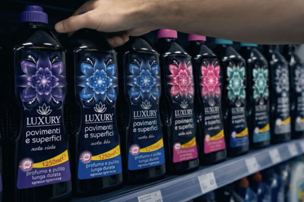 In.chi.pla: Luxury, detersivi pavimenti e superfici profumati. Vari colori e fragranze. Campagna marketing.
