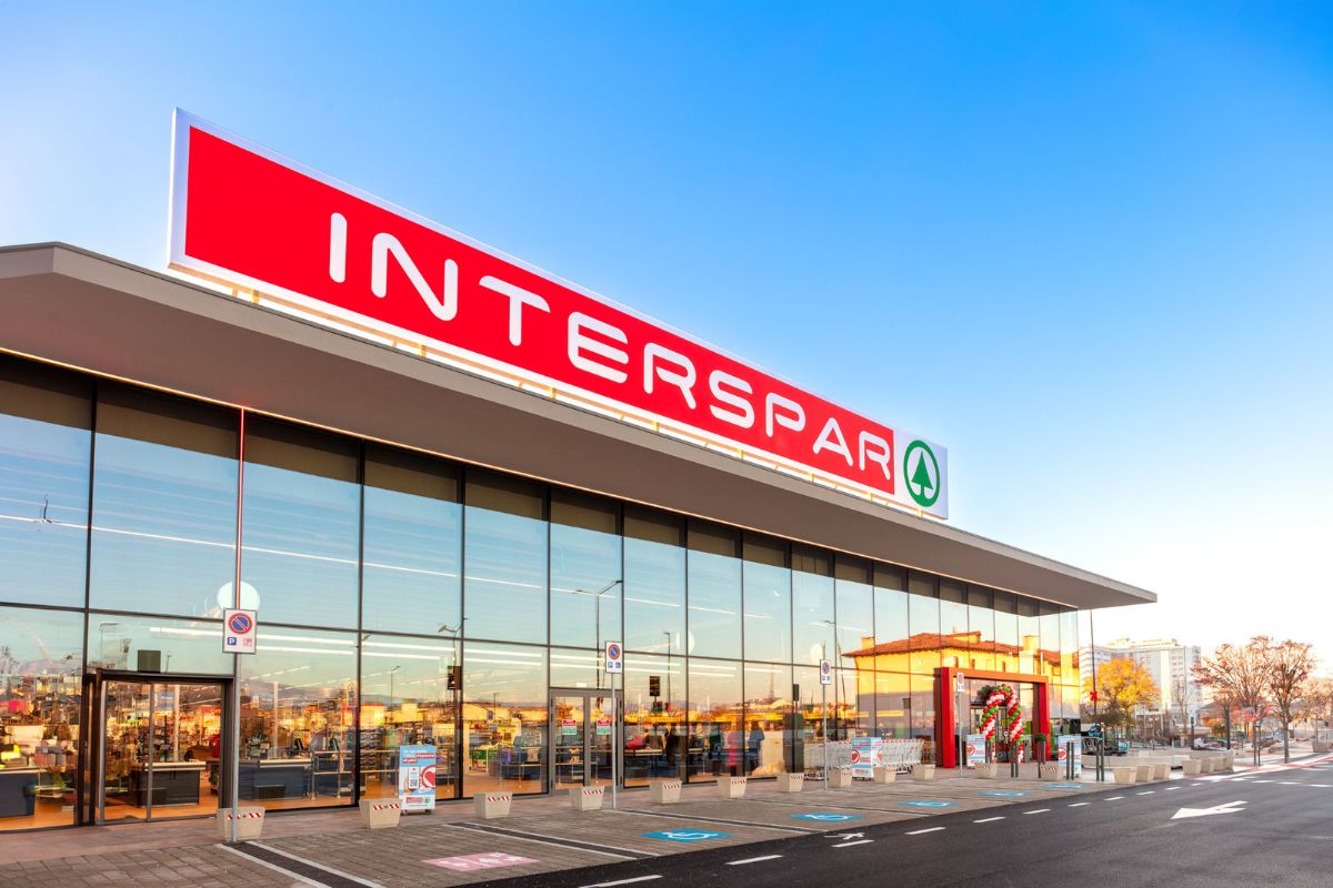 Esterno negozio Interspar. Supermercato Despar Nord, insegna rossa.