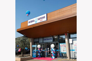 Facciata del negozio Acqua & Sapone a Varese decorata con palloncini per festeggiare l'apertura del 1000° punto vendita.