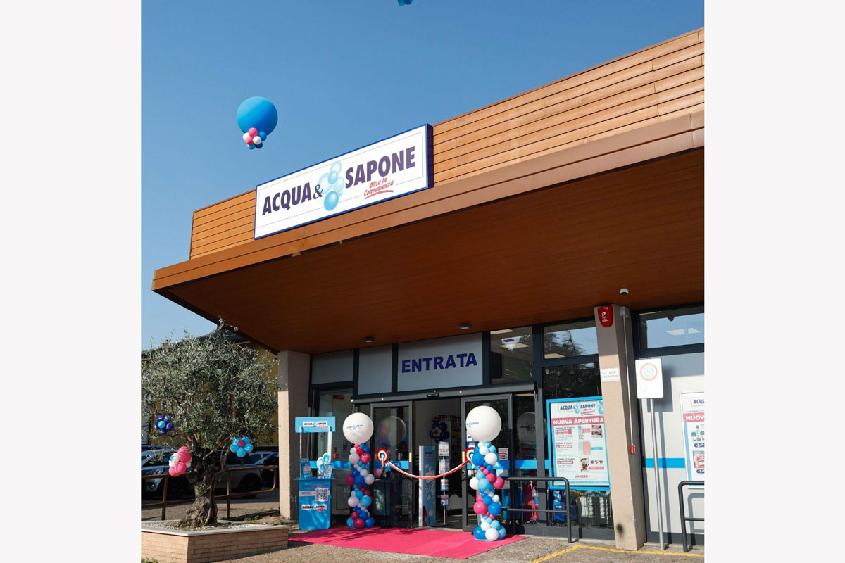 Facciata del negozio Acqua & Sapone a Varese decorata con palloncini per festeggiare l'apertura del 1000° punto vendita.