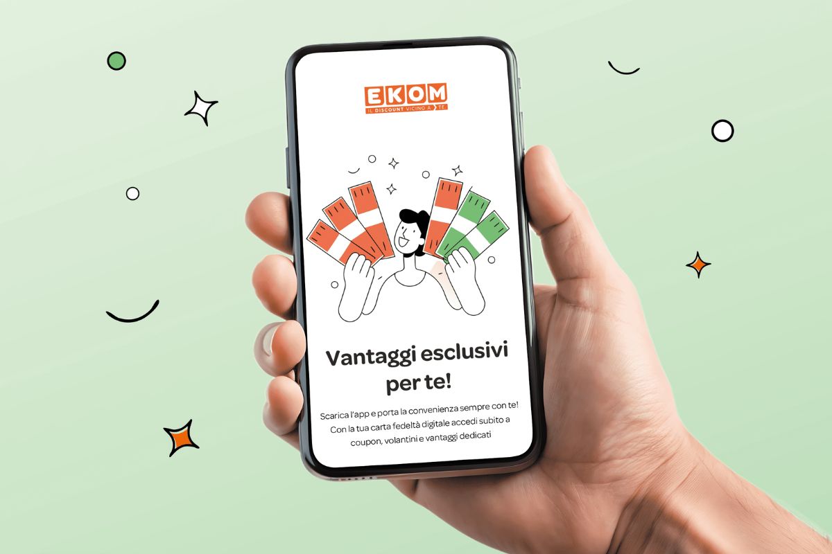 Smartphone con app Ekom: vantaggi esclusivi, carta fedeltà digitale, coupon e volantini per un ecosistema digitale.
