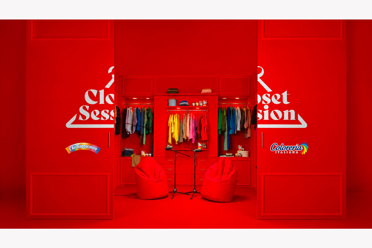 Closet Sessions di Henkel: cabina armadio rossa con abiti colorati, loghi L’Acchiappacolore e Coloreria Italiana.