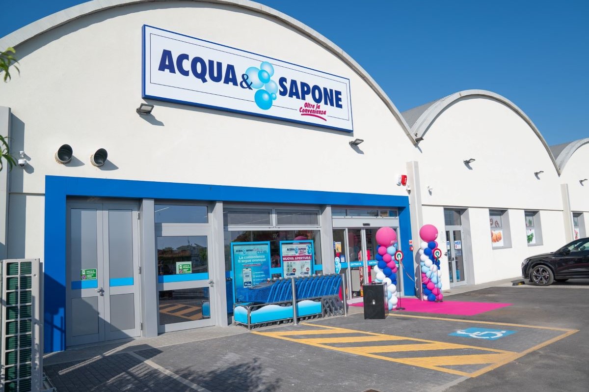 Nuova apertura del punto vendita Acqua & Sapone a Castel d'Ario: facciata del negozio con insegna e palloncini decorativi.