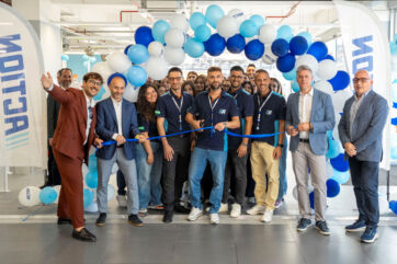 Inaugurazione del primo store Action a Biancavilla, Sicilia: taglio del nastro con team e dirigenti tra palloncini blu.