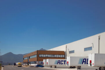 Secondo centro di distribuzione Action a Ferentino con camion e rimorchi logistici parcheggiati davanti al magazzino.