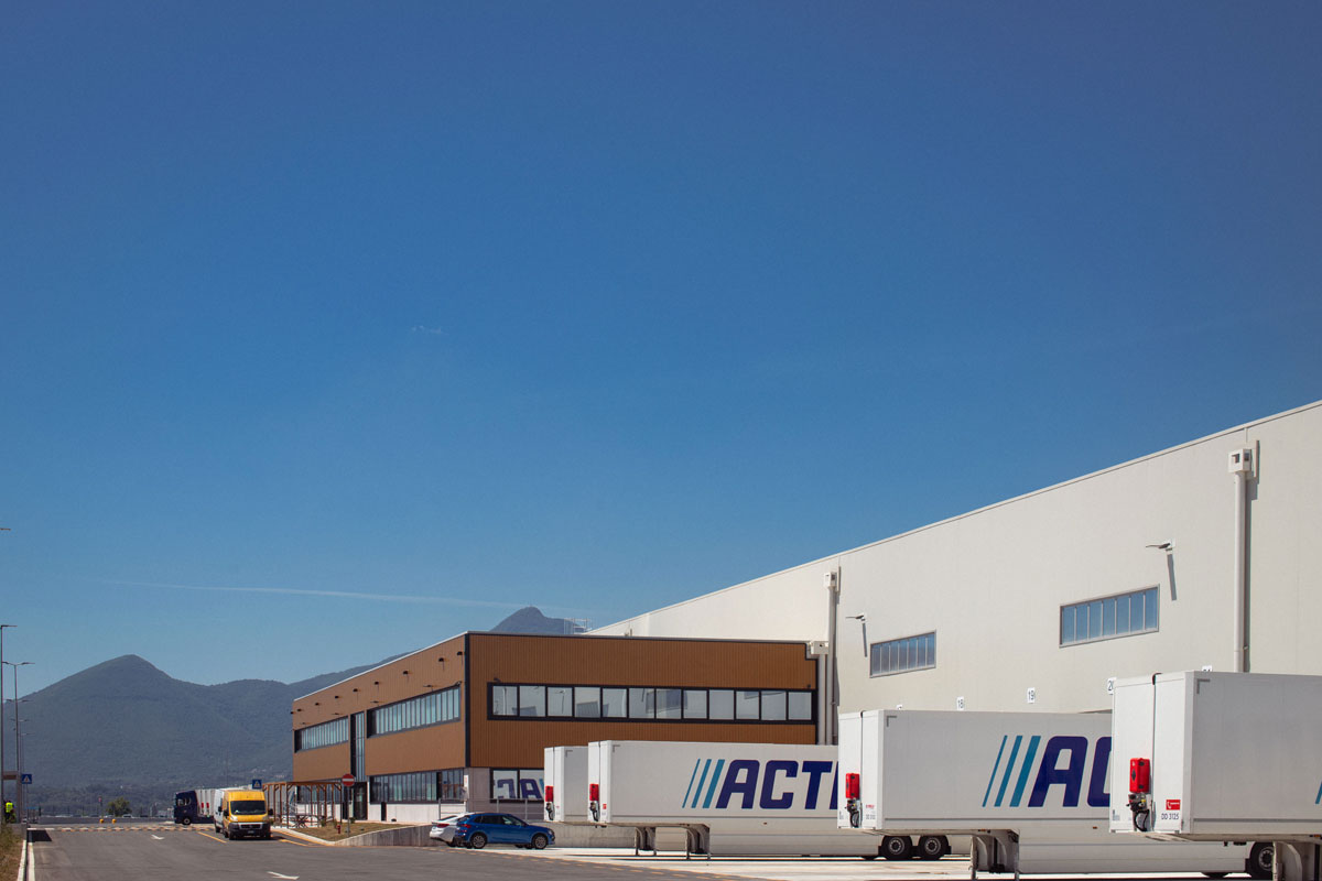 Secondo centro di distribuzione Action a Ferentino con camion e rimorchi logistici parcheggiati davanti al magazzino.