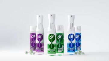 Flaconi spray Cif Reload di Unilever Home Care in diverse colorazioni per la pulizia della casa su sfondo bianco.