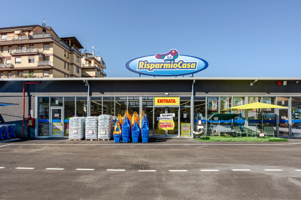 Facciata del nuovo punto vendita Risparmio Casa a Frosinone, con ingresso, carrelli e insegna del negozio nel Lazio.