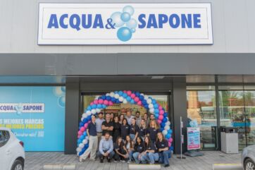 Inaugurazione del nuovo punto vendita Acqua & Sapone a Tomelloso con lo staff davanti all'ingresso decorato di palloncini.