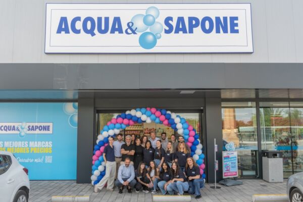 Inaugurazione del nuovo punto vendita Acqua & Sapone a Tomelloso con lo staff davanti all'ingresso decorato di palloncini.