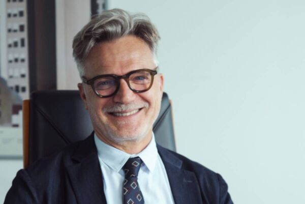 Alessandro Camattari, manager Dit, sorridente in giacca e cravatta per il bilancio di sostenibilità 2025.