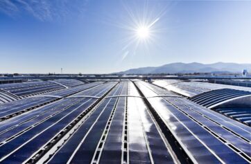 Impianto fotovoltaico sul tetto dello stabilimento Sofidel a Via Fossanuova per la sostenibilità e l'energia solare.