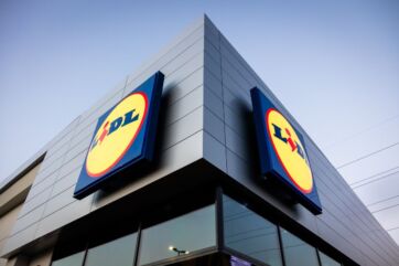 Insegna esterna di un supermercato Lidl scelta dalle famiglie italiane, con logo blu, giallo e rosso su edificio moderno.