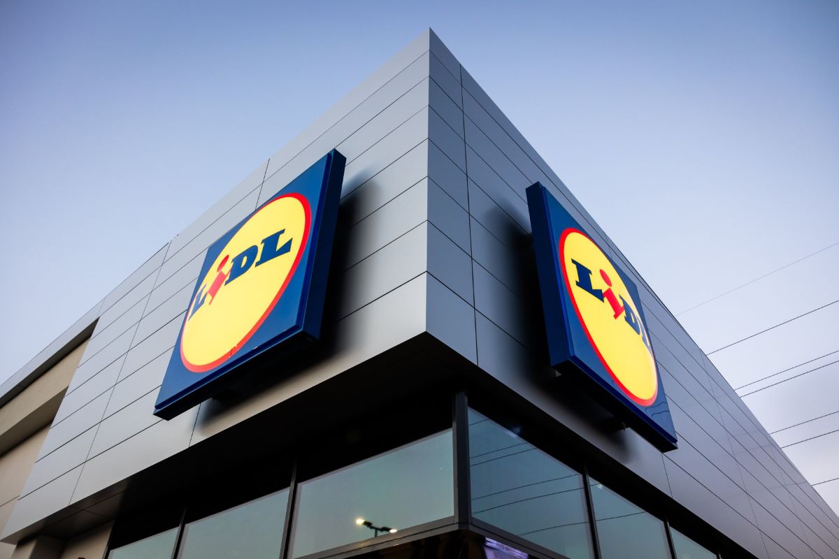 Insegna esterna di un supermercato Lidl scelta dalle famiglie italiane, con logo blu, giallo e rosso su edificio moderno.