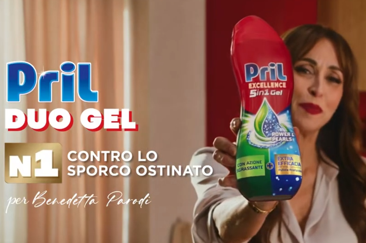 Benedetta Parodi presenta Pril Excellence Duo Gel, il detersivo lavastoviglie numero uno contro lo sporco ostinato.