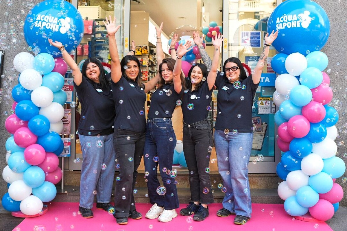 Inaugurazione nuovo negozio Acqua & Sapone in Viale Piave a Milano con staff festante e palloncini colorati.