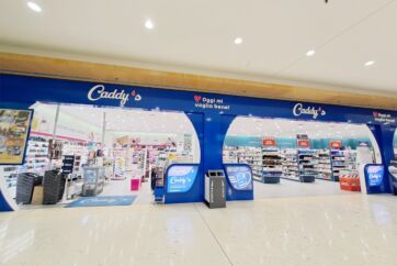 Facciata del nuovo negozio Caddy’s ad Arzachena, con espositori di prodotti per la cura della persona e della casa.