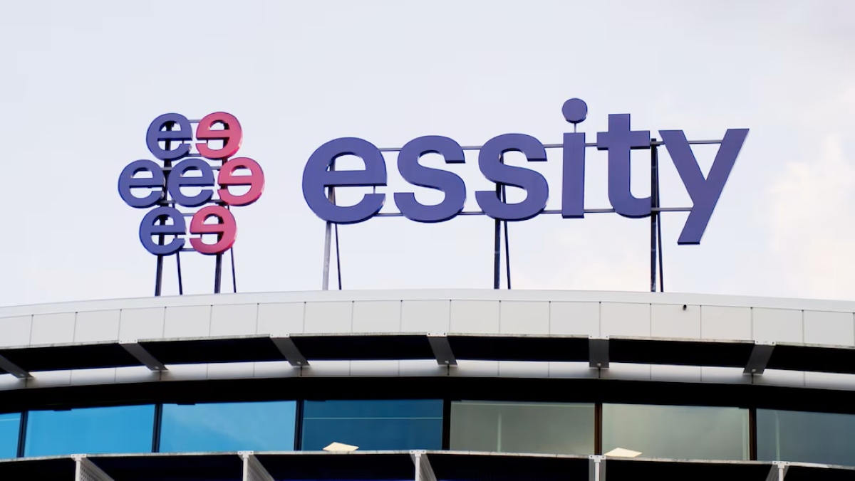 Insegna aziendale con logo e scritta blu Essity posizionata sul tetto di un moderno edificio per uffici.
