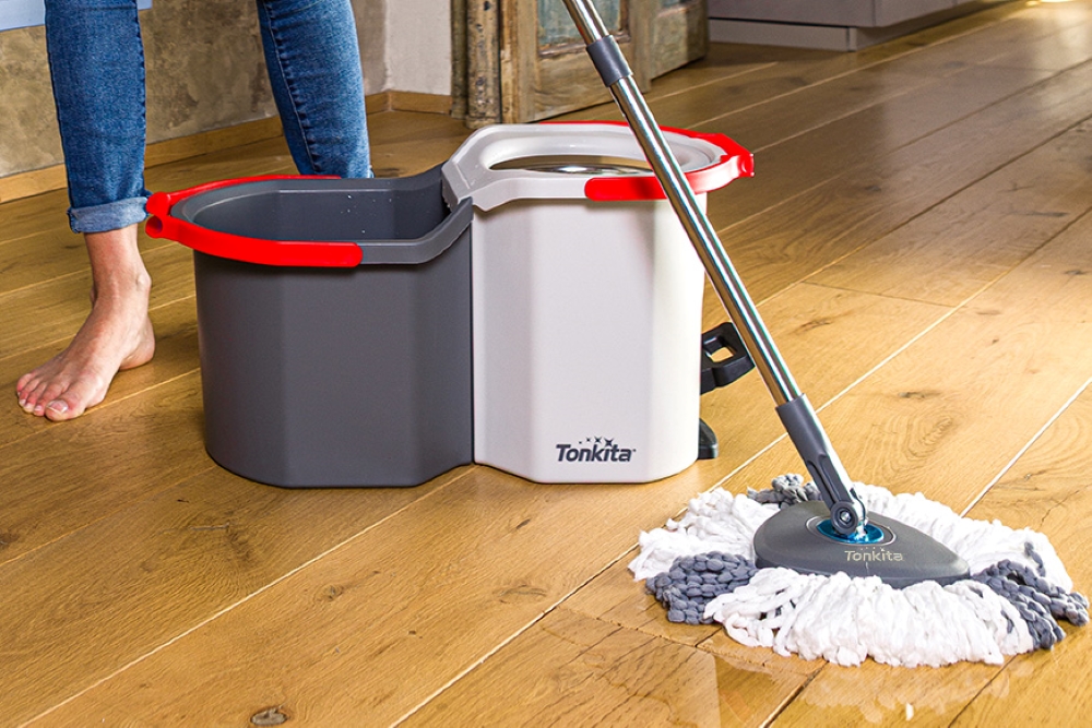 Sistema lavapavimenti Tonkita Spin Power Mop con secchio doppio e panno in microfibra, per la pulizia sostenibile dei pavimenti in legno.