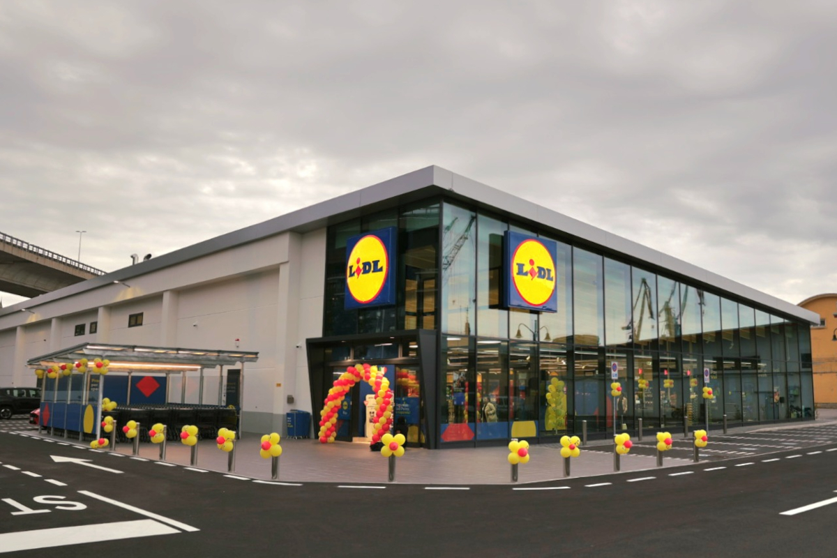 Nuovo hub retail Lidl Italia a Trieste nell'area ex Gaslini: facciata vetrata, insegne e addobbi per l'inaugurazione.