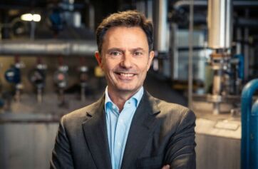 Stefano Silva, Consigliere Delegato alle Operations di Gruppo Desa, ritratto in un ambiente industriale professionale.