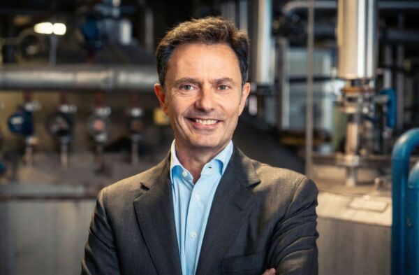 Stefano Silva, Consigliere Delegato alle Operations di Gruppo Desa, ritratto in un ambiente industriale professionale.