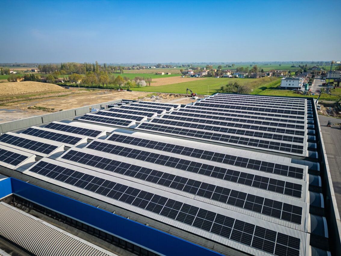 Impianto fotovoltaico sul tetto dello stabilimento Gruppo DESA per la sostenibilità energetica aziendale.