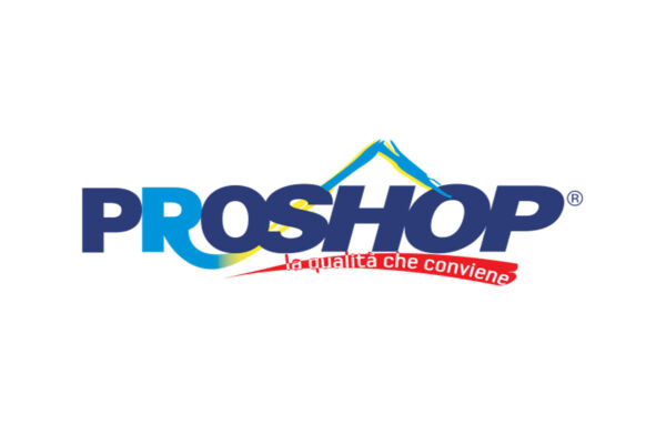 Logo Proshop con tetto stilizzato blu e slogan rosso La qualità che conviene, insegna catena negozi.