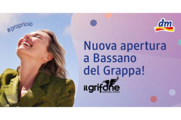Donna sorridente per la nuova apertura del negozio dm Italia presso il centro commerciale Il Grifone a Bassano del Grappa.