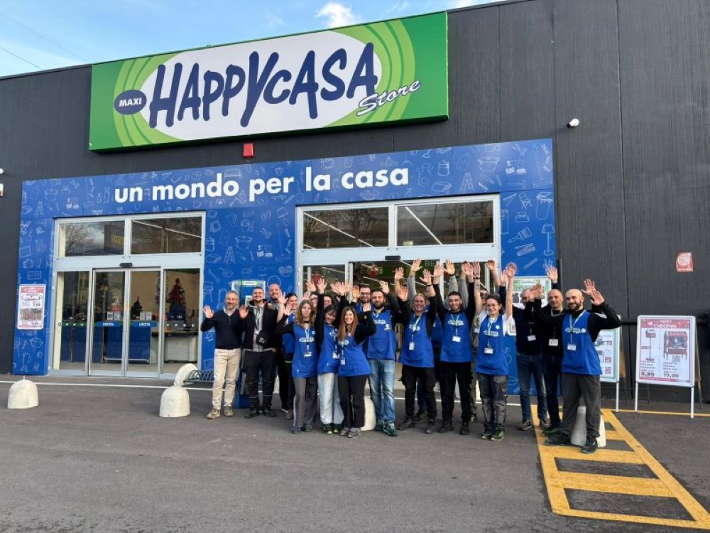 Nuovo Maxi Happy Casa Store: staff accoglie i clienti davanti all'ingresso del negozio un mondo per la casa